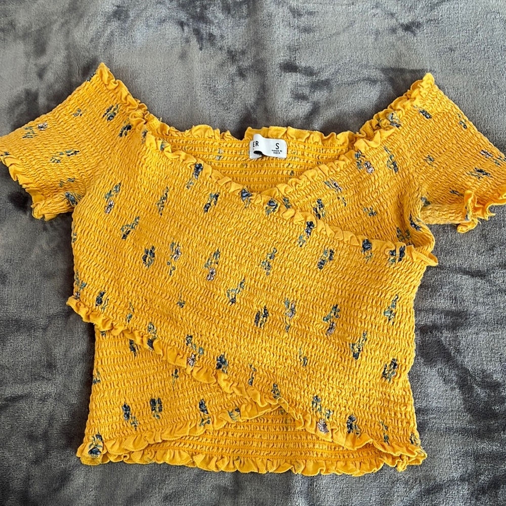 Cute gold cropped top in good condition.